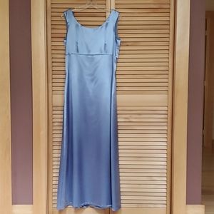 Sleeveless floor lengthy silky formal dress